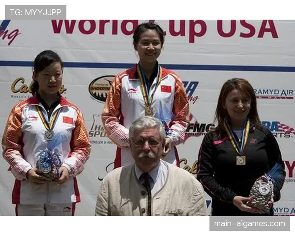 付桂花女子公开组夺冠后与教练击掌，连续两年站上最高领奖台